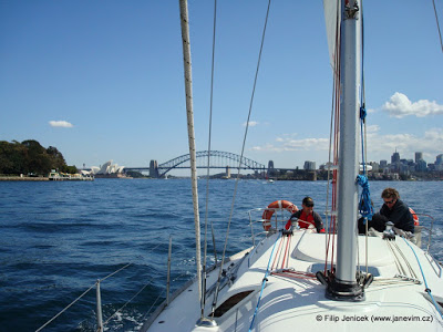 Sailujeme v Sydney Harbouru