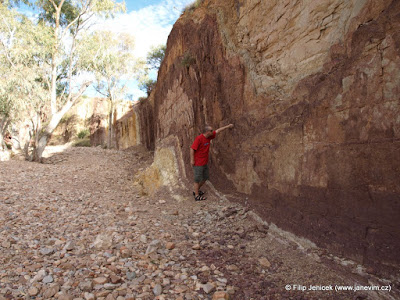 Okrovy dul, sem aboriginci chodi na barvicky, aby mohli kreslit na skaly