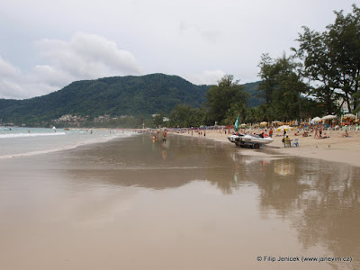 přelidněná Patong beach